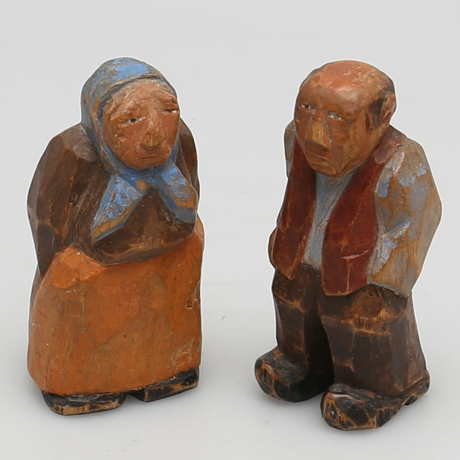 OIDENTIFIERAD KONSTNÄR. FIGURIN i trä. 2 st. Man och kvinna. 1900-tal.