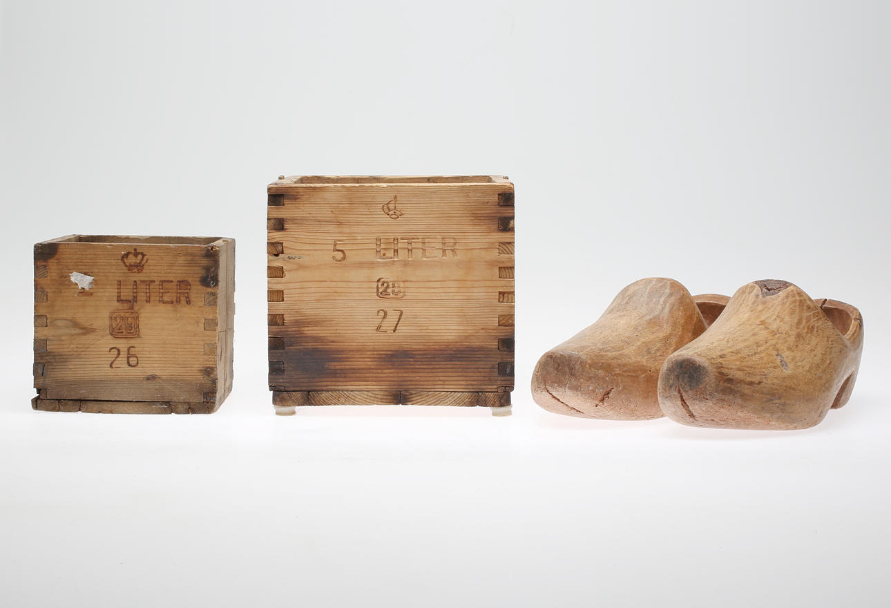 ALLMOGEFÖREMÅL, träskor och mått.