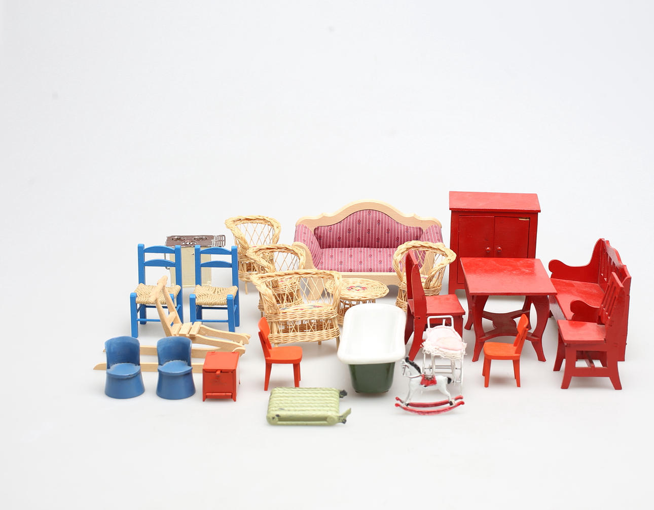 DOCKSKÅPSMÖBLER. 24 delar. 1900-talets mitt. Trä och metall.