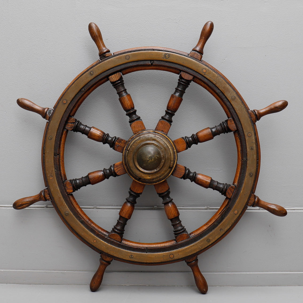 TIMÓN DE BARCO, roble y bronce, siglo XIX.