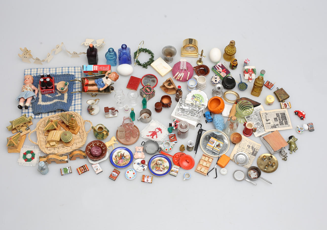 DOCKSKÅPSINREDNING och dockor. 1900-talet.