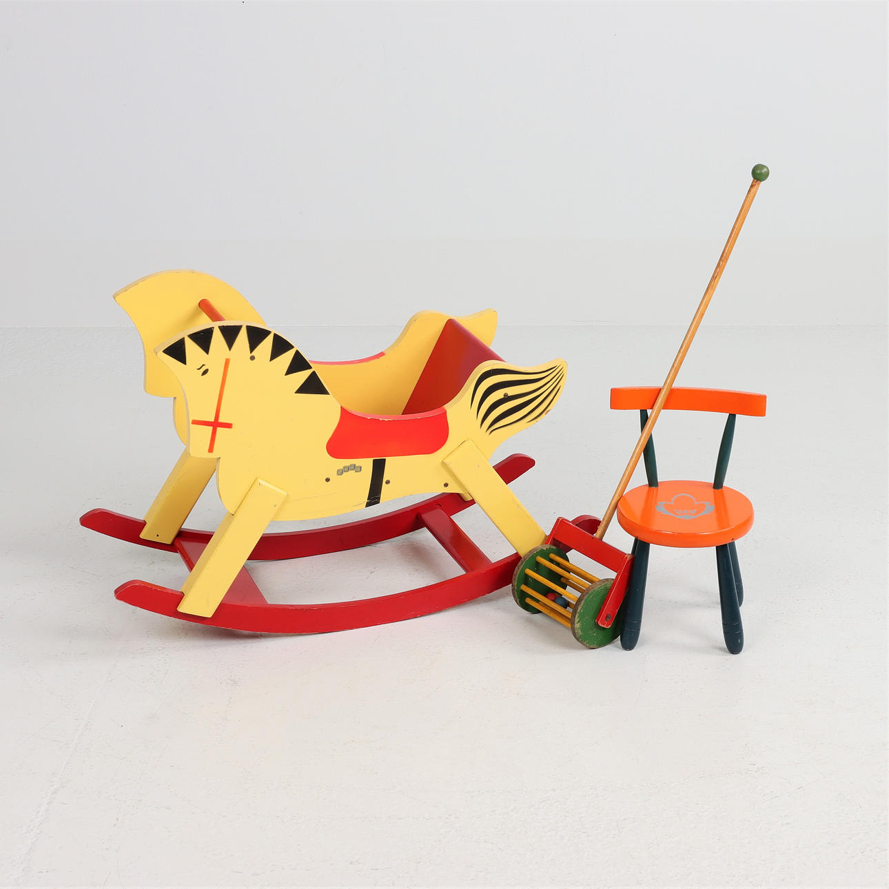 LEKSAKER, 3 delar, målat trä, 1950-tal.