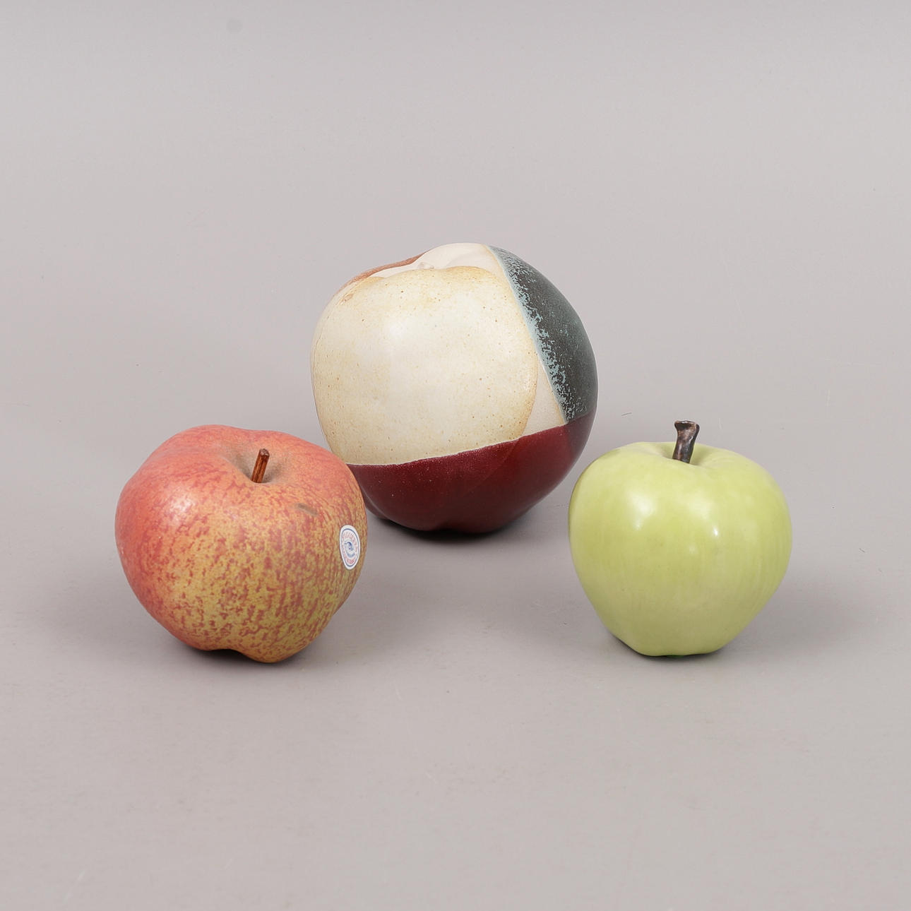 ÄPPLE, 3 st, keramik, delvist signerade.