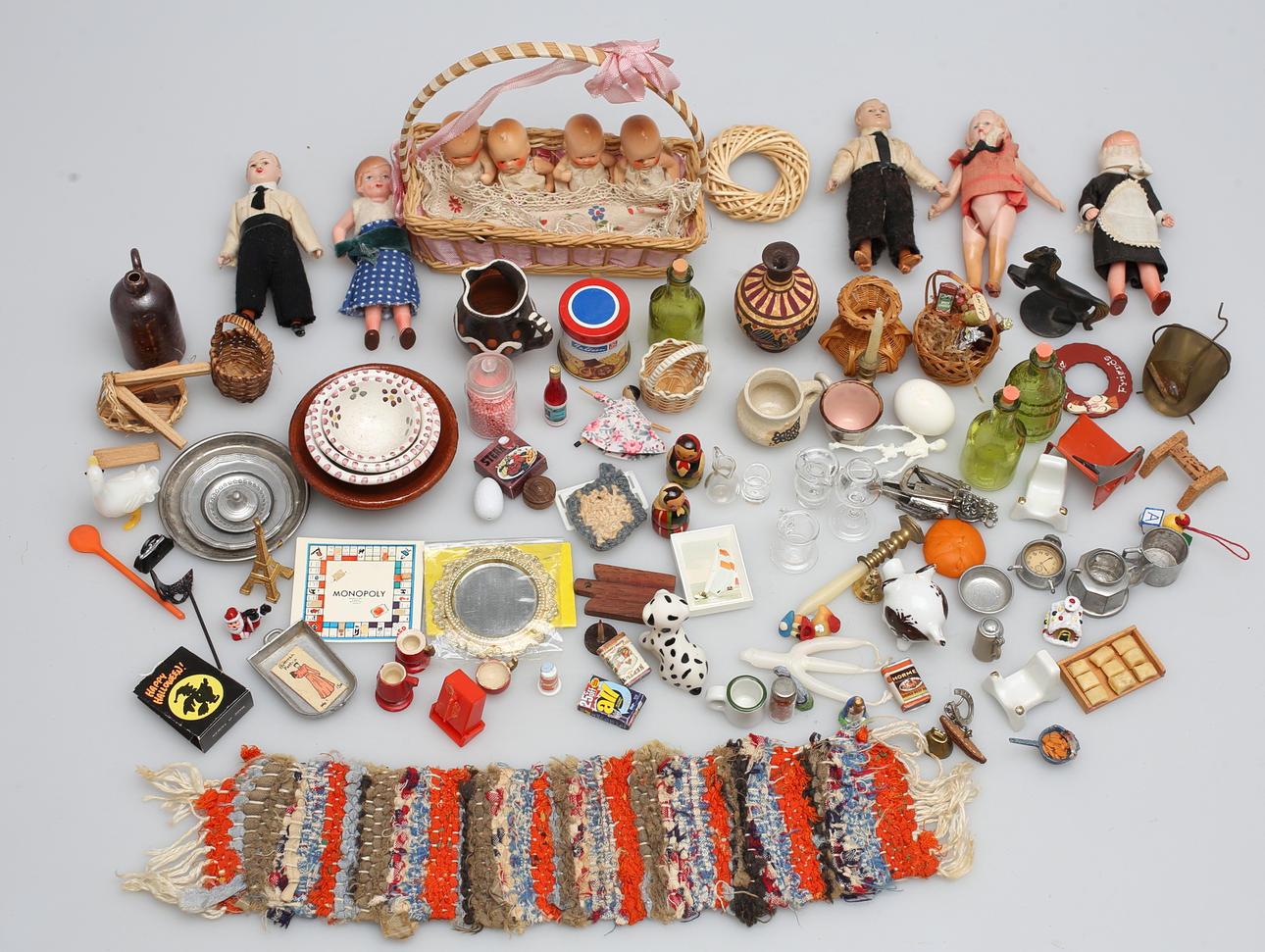 DOCKSKÅPSINREDNING och dockor. 1900-talet.