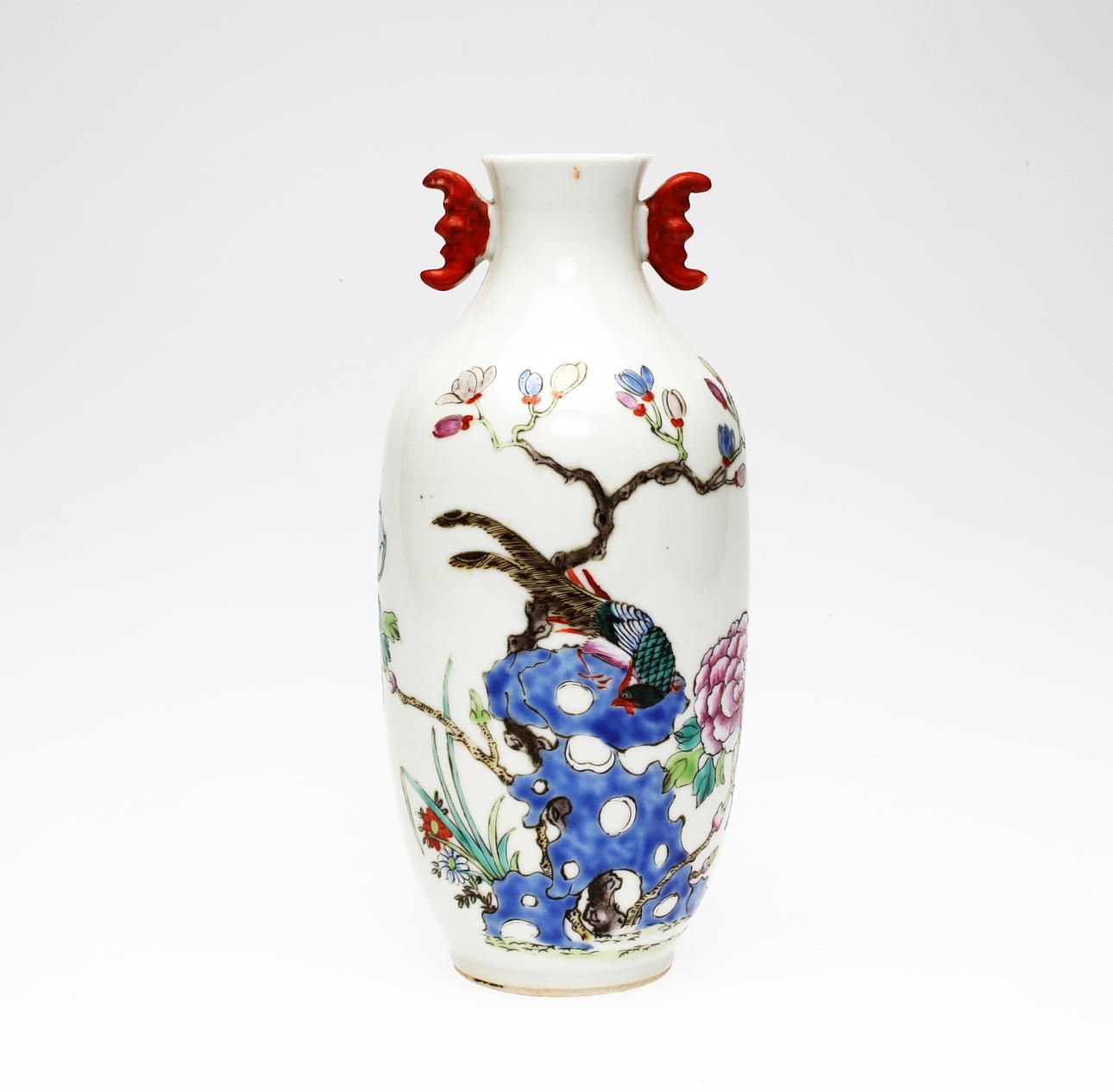 VAS med hänklar, Kina, 1900-tal, Etsad o bemålad dekor.