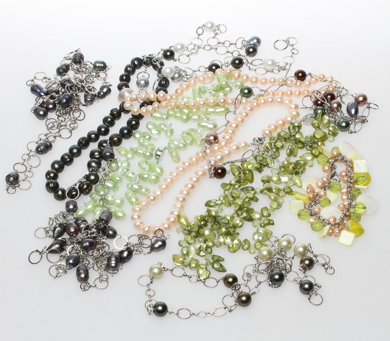 SMYCKEN, delvis med odlade pärlor. 1900/2000-tal.