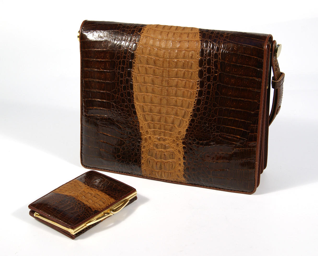 HANDVÄSKA OCH HANDVÄSKA. krokodil hud. 1960-tal.