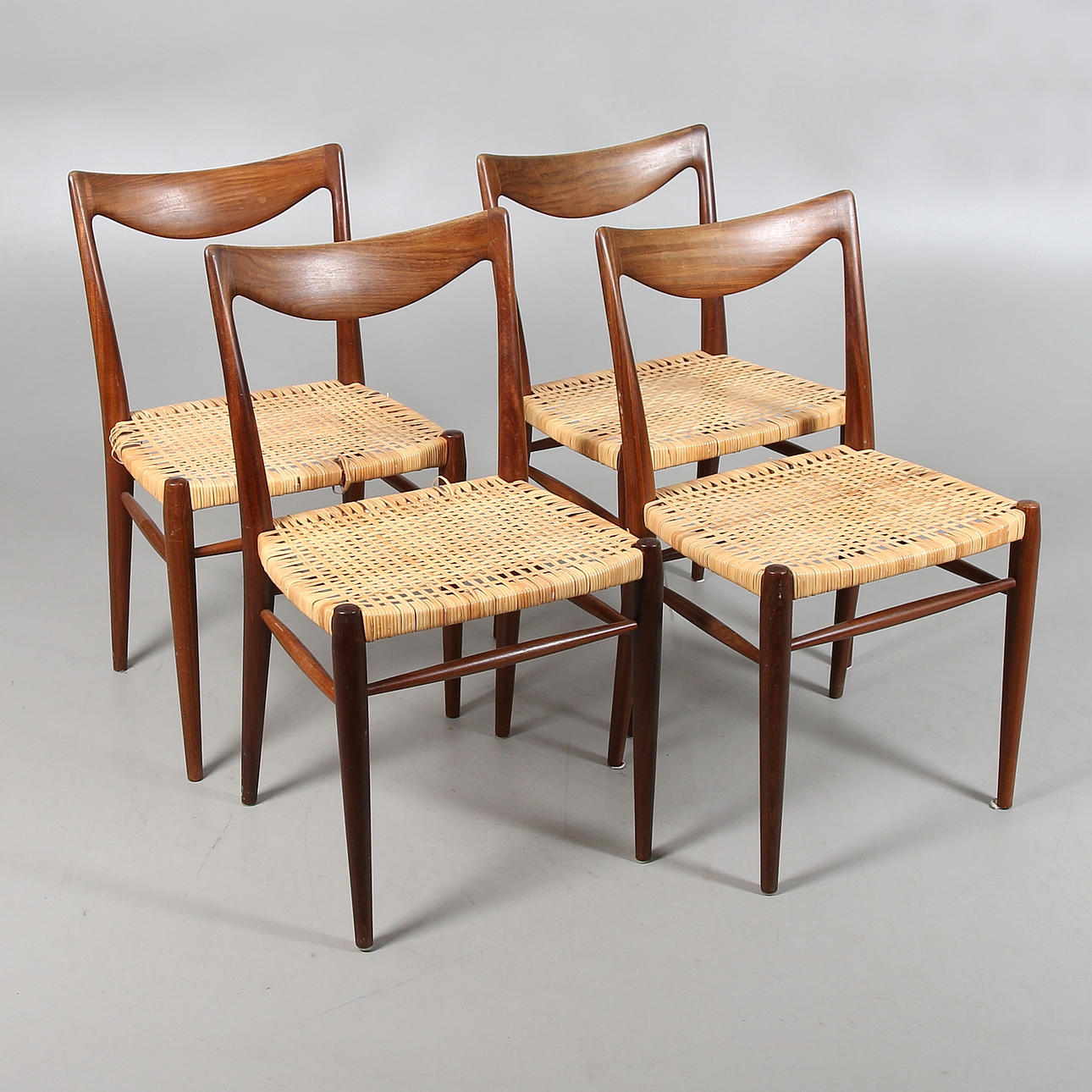 STOLAR, 4 st, valnöt, oidentifierad formgivare, 1900-talets andra hälft.