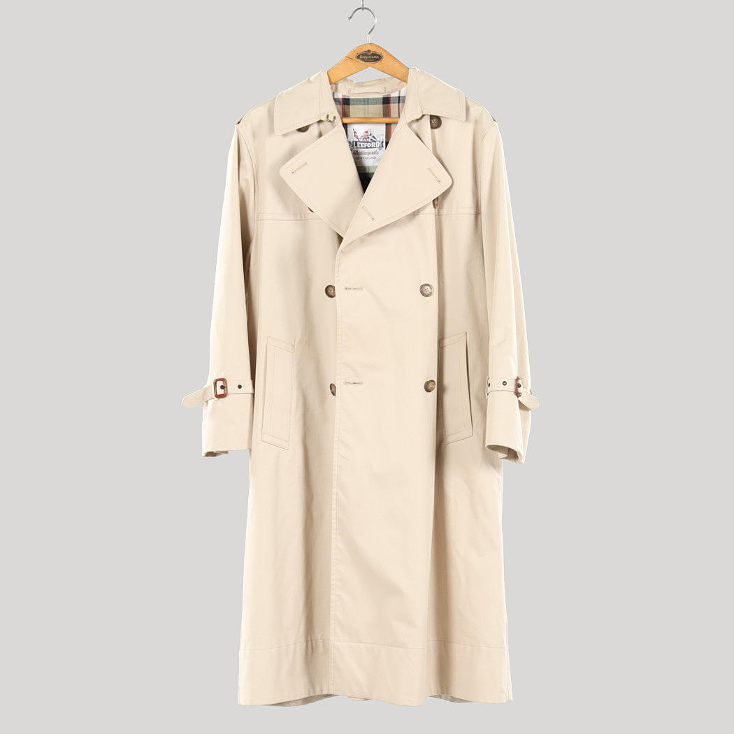 LEEFORD, England, Trenchcoat.