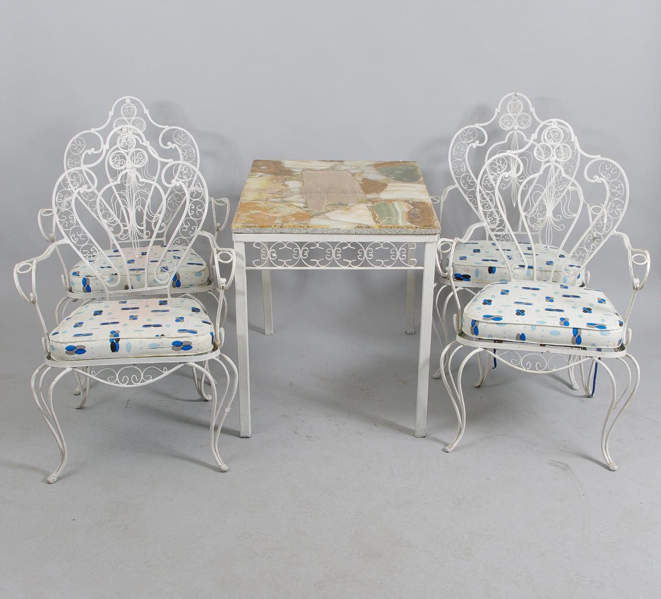 TRÄDGÅRDSGRUPP, vitmålad smide/metall med onyx/betong-skiva.