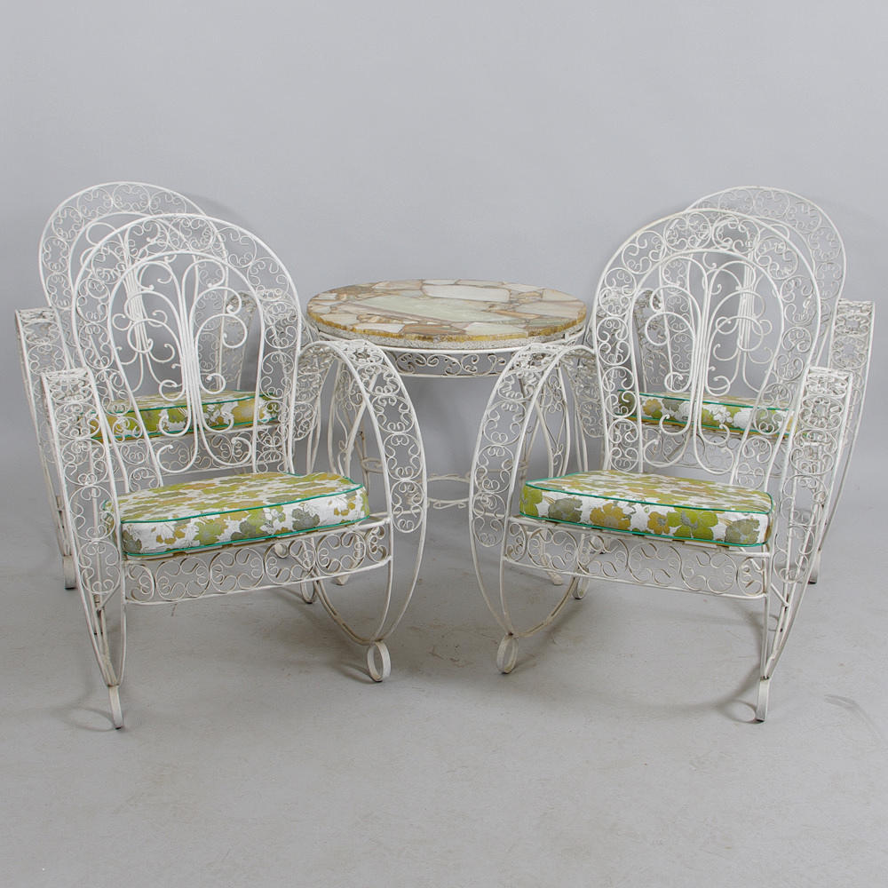 TRÄDGÅRDSGRUPP, vitmålad smide/metall med onyx/betong-skiva.