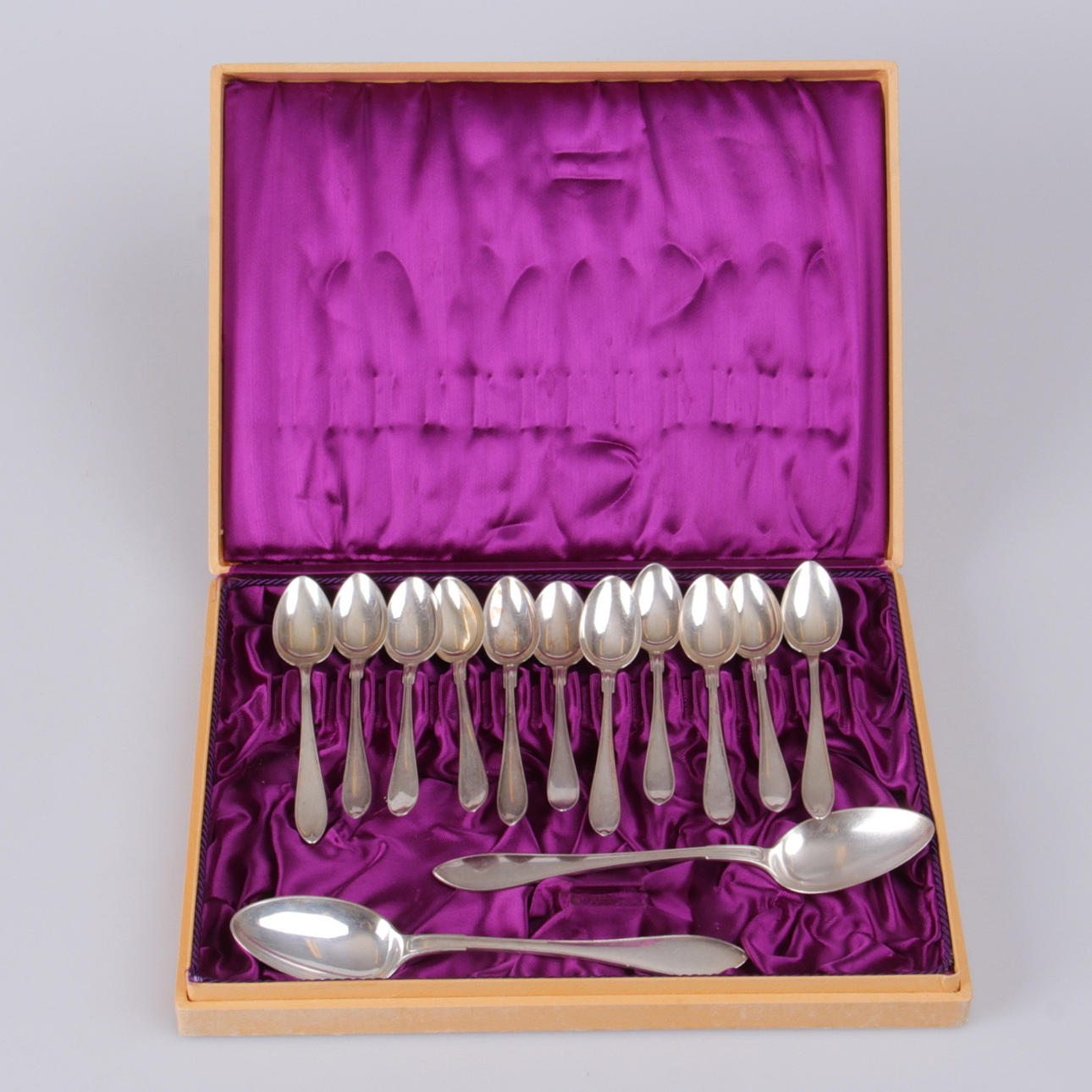 KAFFESKEDAR, och matskedar, 13 st. Silver, "svensk spets", GAB.