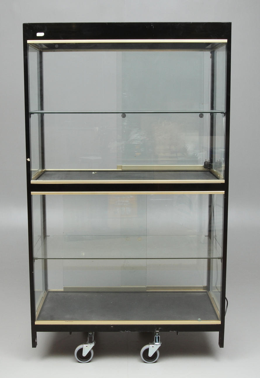 MONTERSKÅP, svart plåt och glas, 1900-tal.