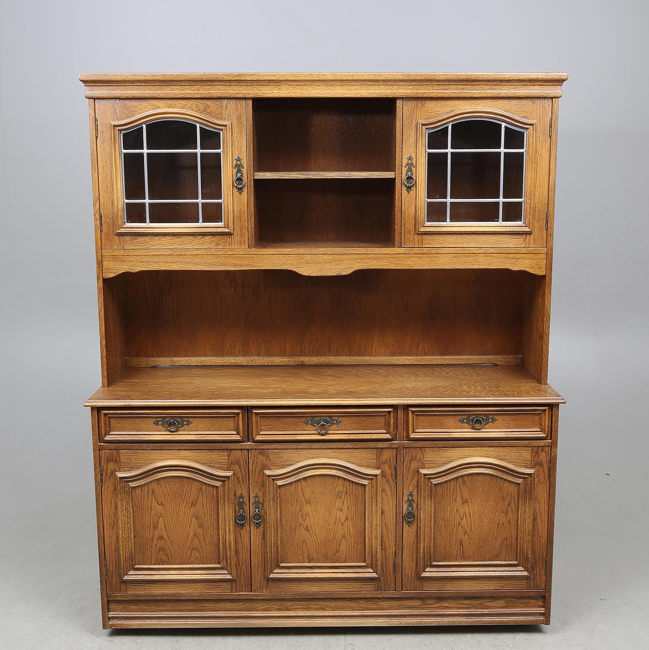 VITRINSKÅP, Carpati,1900-tal.