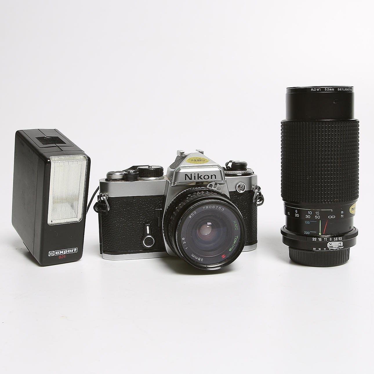 KAMERA, Nikon FE, analog, 2 st objektiv och blixt.