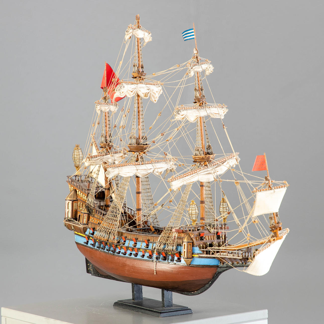 Ship stand model "La Couronne".