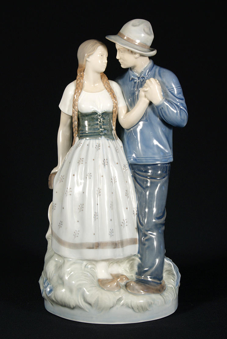 FIGUR: Ungt par, Royal Copenhagen, 1900-talet.