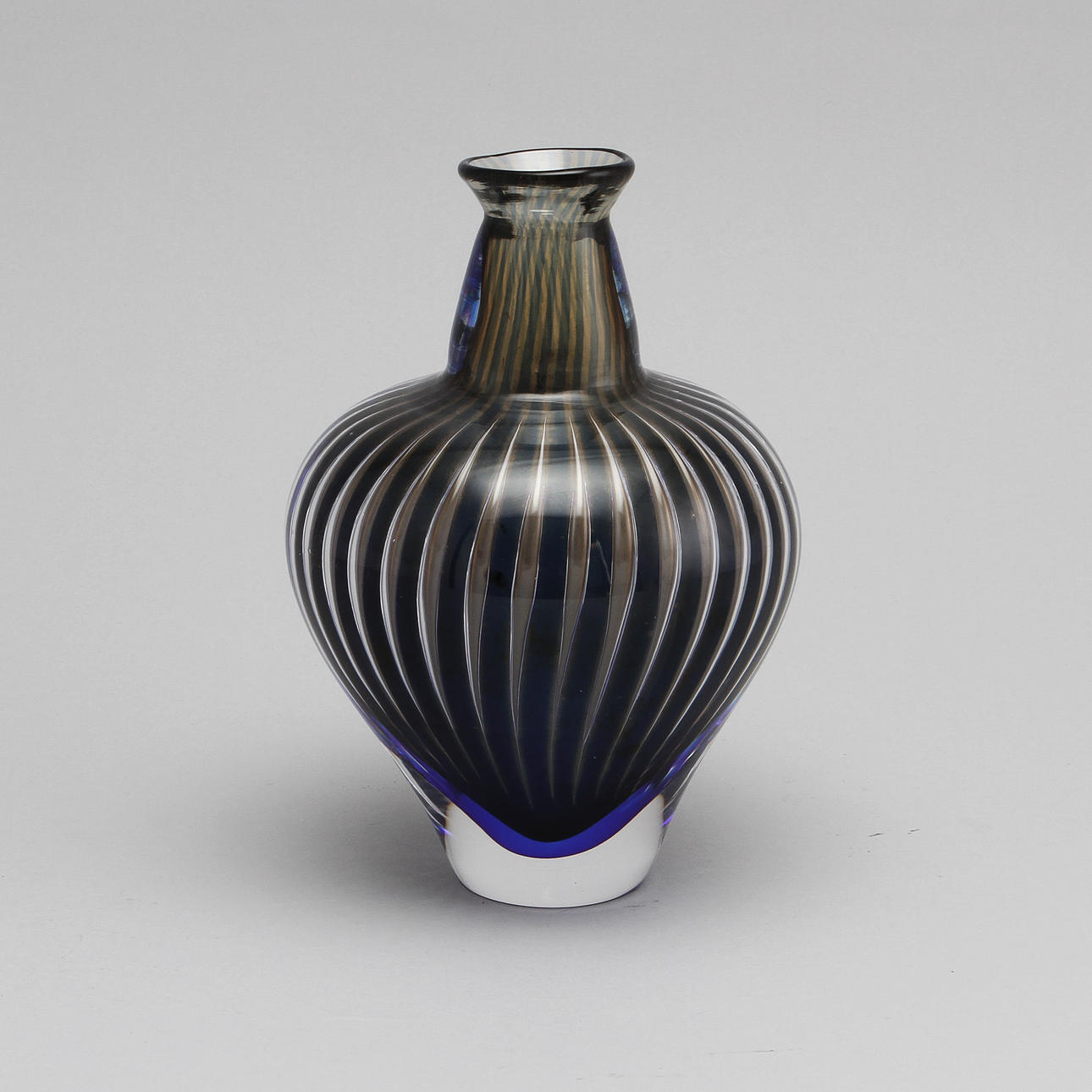 EDVIN ÖHRSTRÖM. Vas "Ariel". Orrefors 1966. Signerad 174 A.