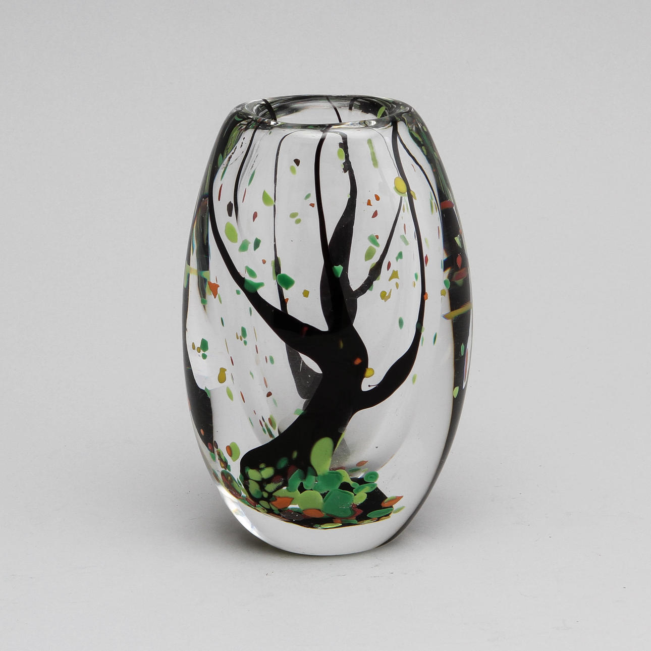 VICKE LINDSTRAND. Vas "Höst", Kosta. Signerad LU 2010.