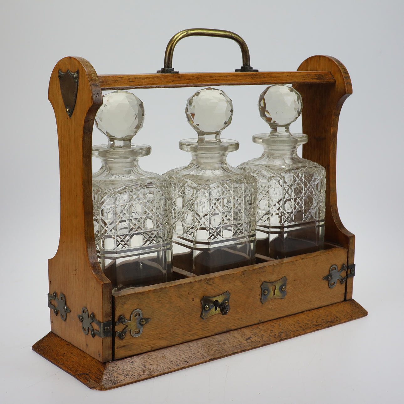 TANTALUS, Karaffe, 3 Stück, im Gestell, Mitte 20. Jahrhundert.