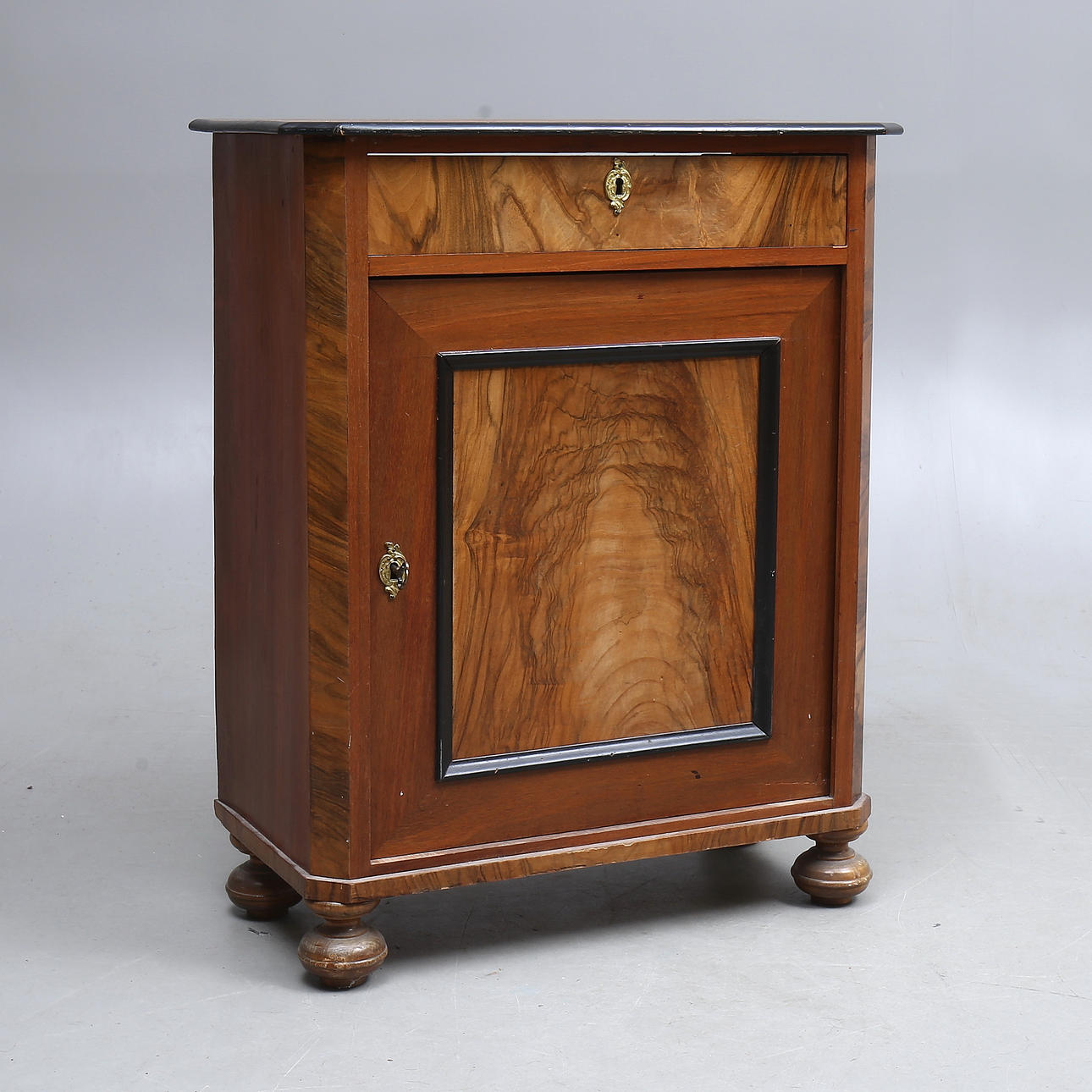 ARMARIO nogal, siglo XIX.