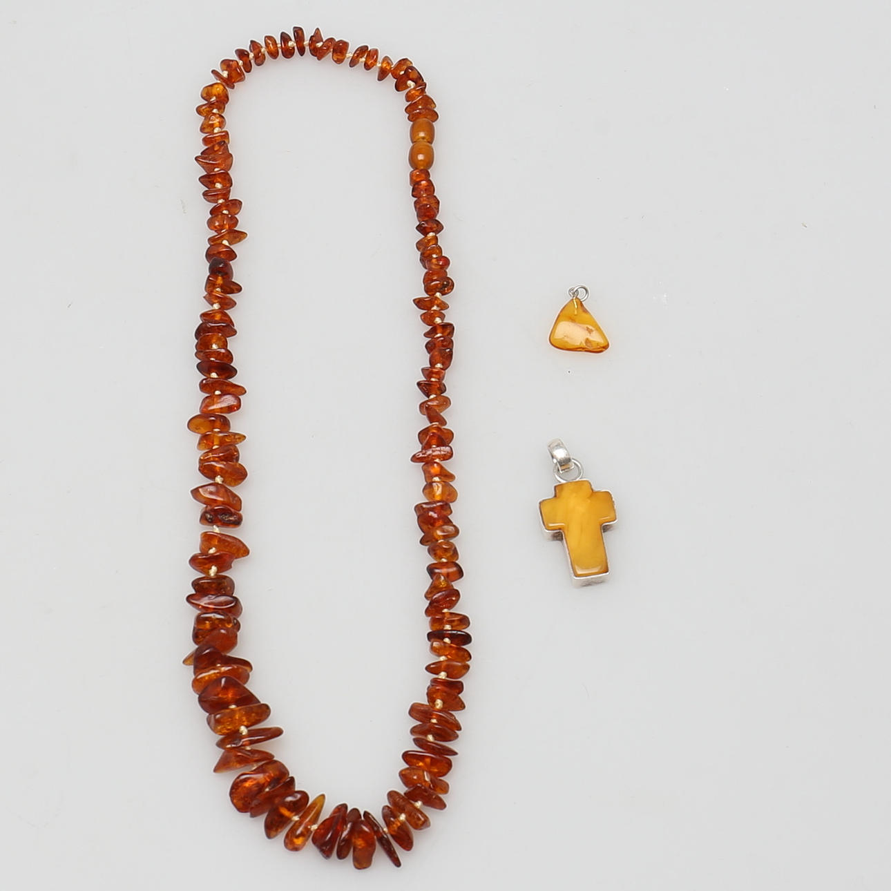 PARTI BÄRNSTEN. 3 delar. Halsband samt 2 st hängen.