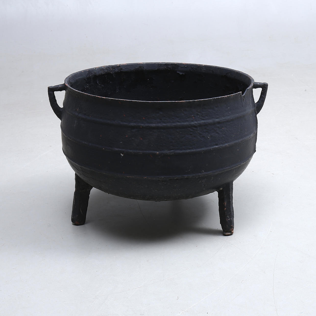 Kessel, Eisen, auf drei Beinen.