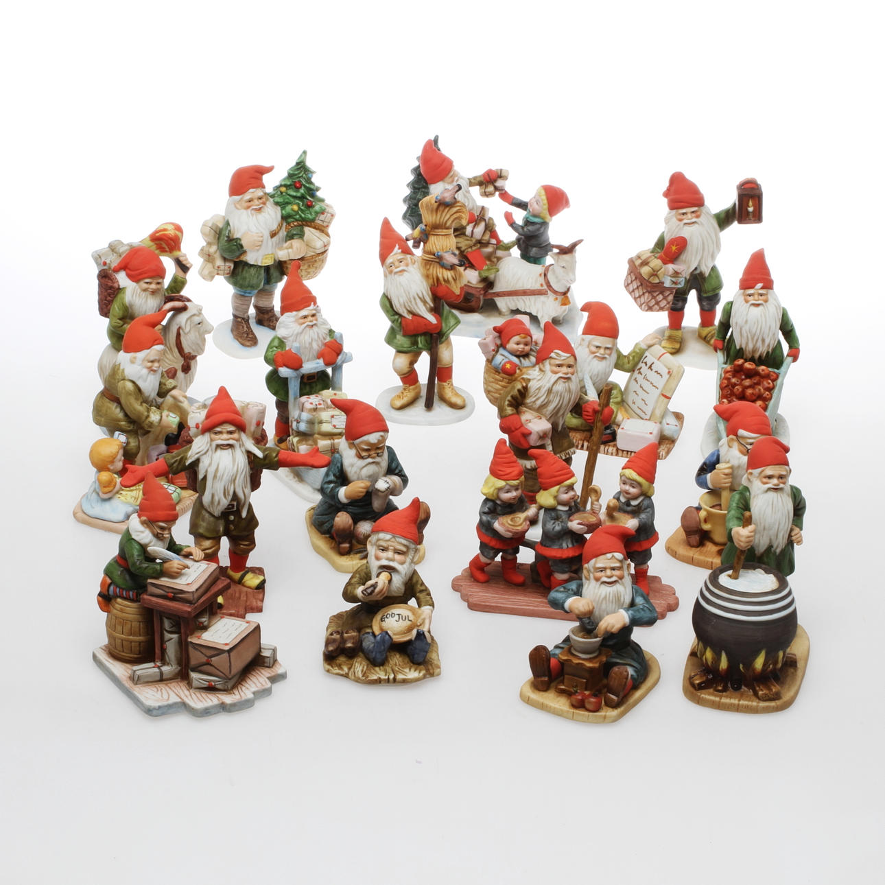 TOMTEFIGURINER, 18 st, porslin, efter Jenny Nyström, begränsad upplaga.