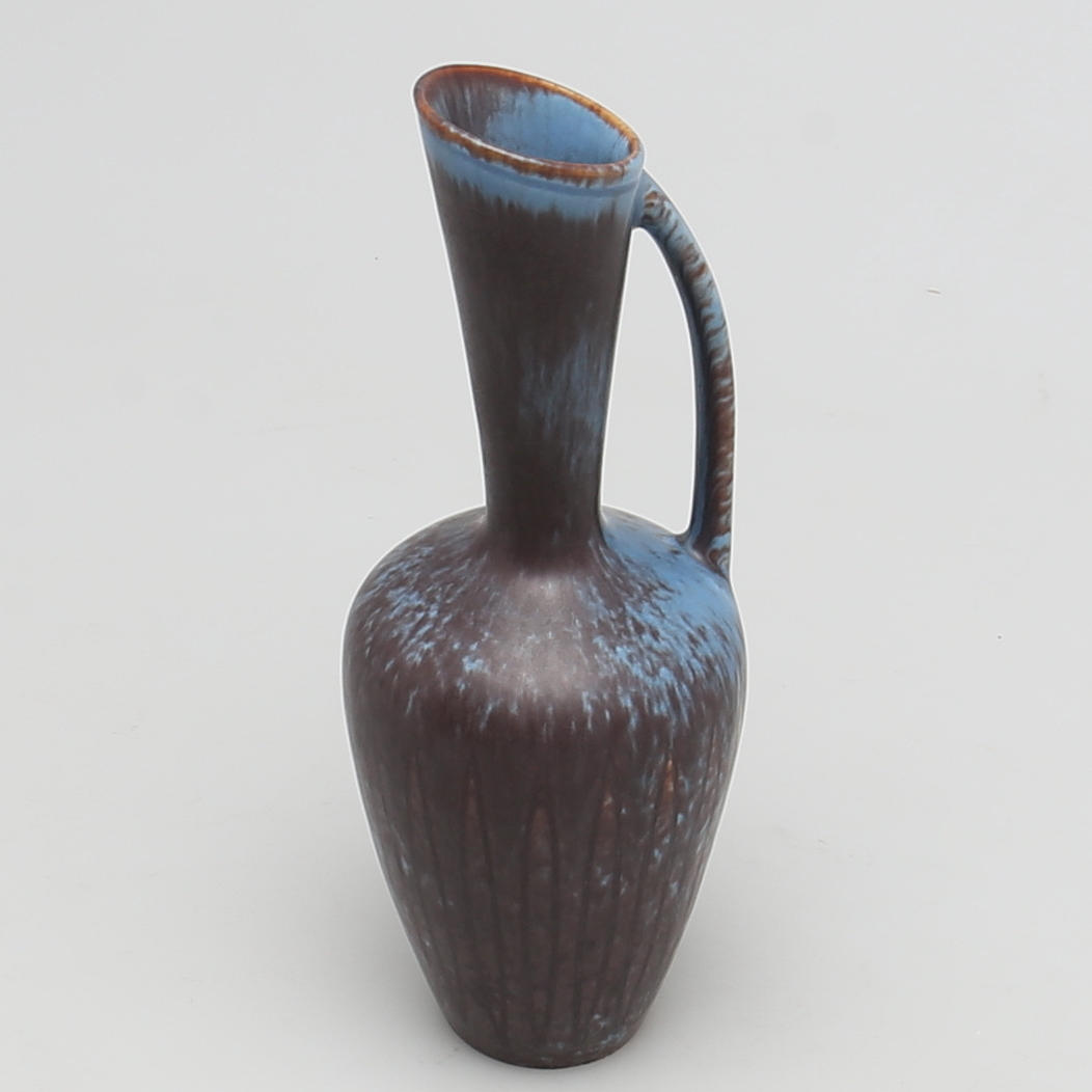 HÄNKELVAS i stengods. Gunnar Nylund, Rörstrand. 1960-tal.