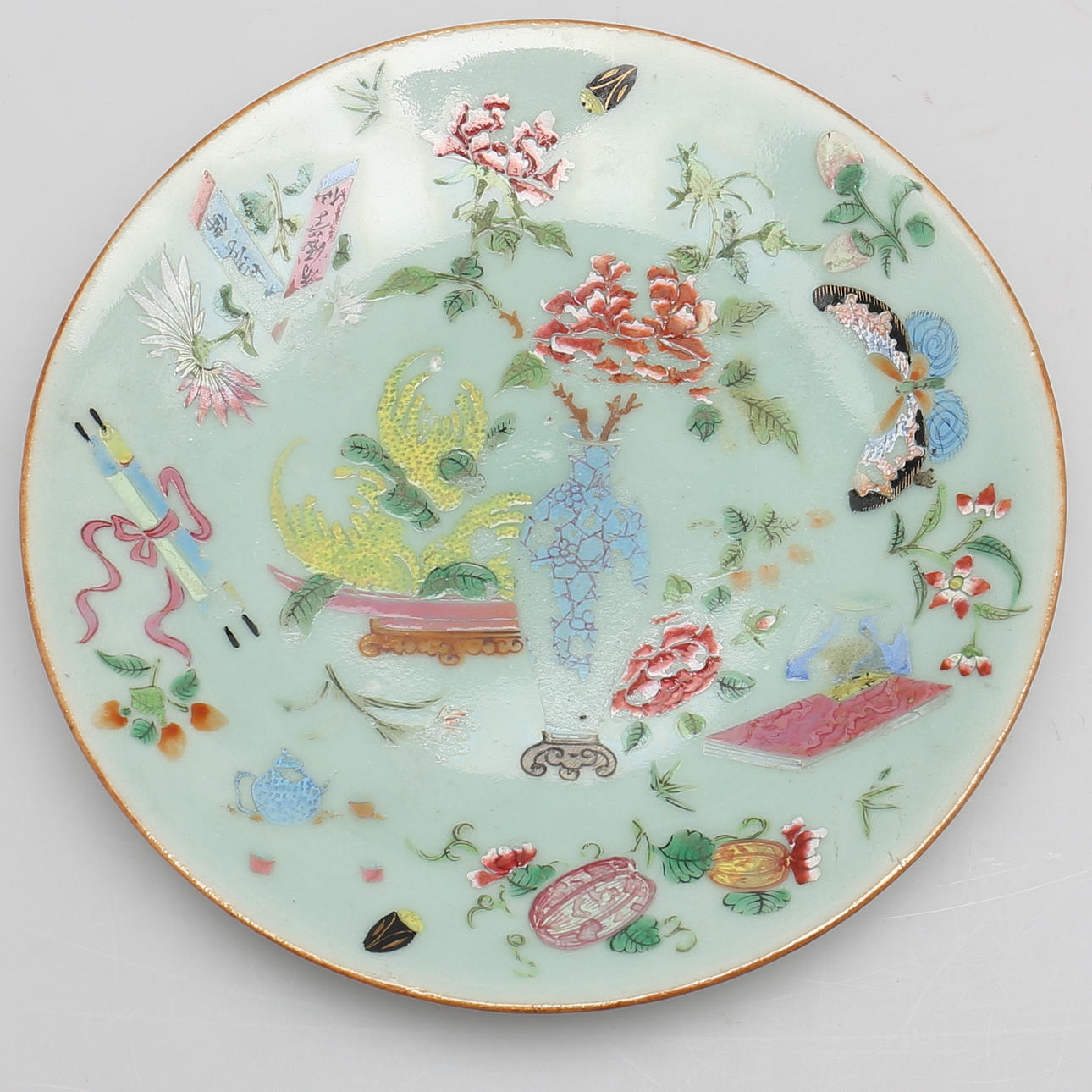 TALLRIK i celadon. Kina. 1800/1900-tal.