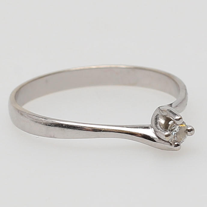 ENSTENSRING I 18K i vitt guld med brilliantslipads diamant 0,10 carat, Toppwesselton VVS.