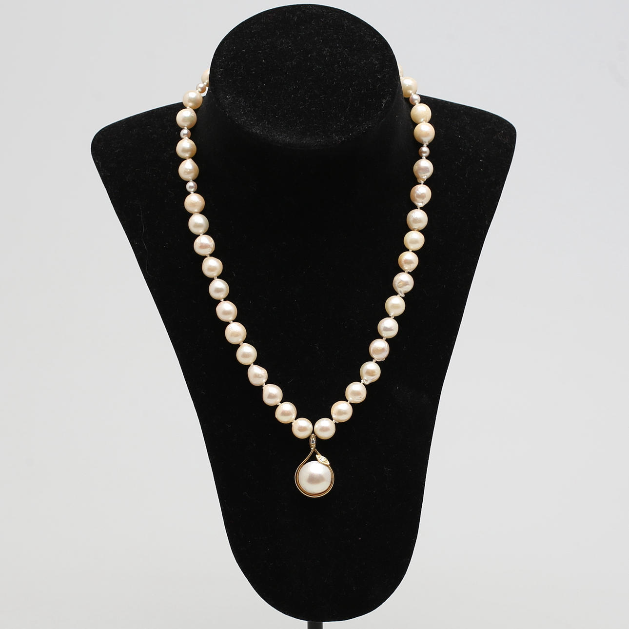 PÄRLHALSBAND MED ODLADE SALTVATTENSPÄRLOR och hänge med odlad halvpärla infattat i 18K guld och små diamanter.