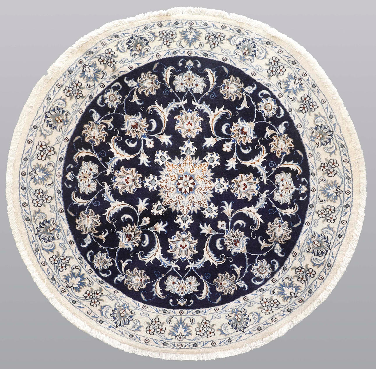 CARPET, round Nain, part silk. Diameter approx. 150 cm.