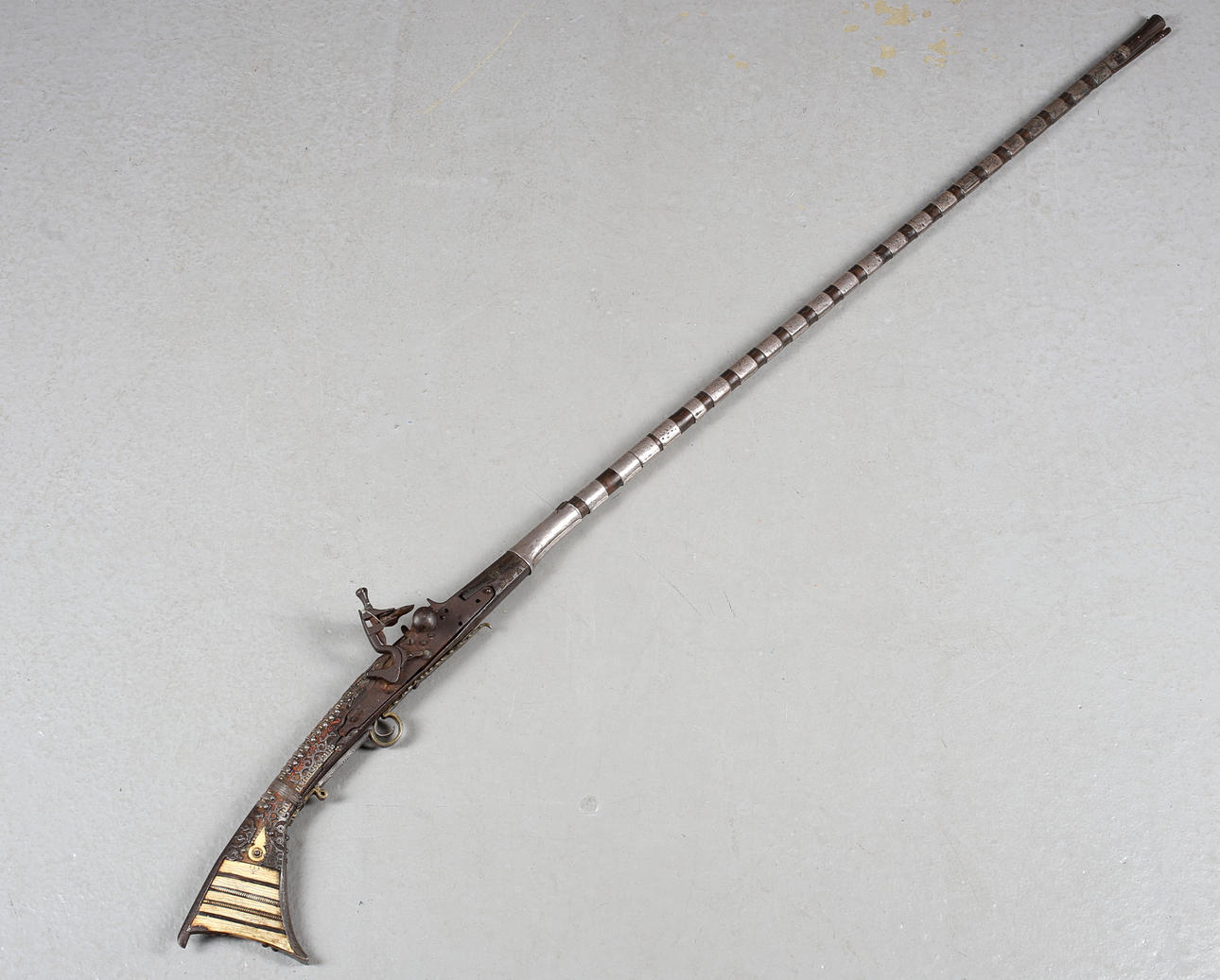 FLINT LOCK RIFLE, oriental, 19th century. Weapons & Militaria - Guns ...
