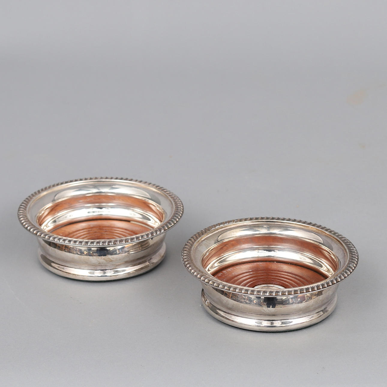 UNTERSETZER, 2 Stück, Barker-Ellis, England.