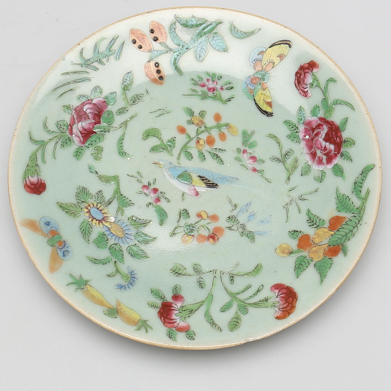 TALLRIK i celadon. Kina. 1800/1900-tal.