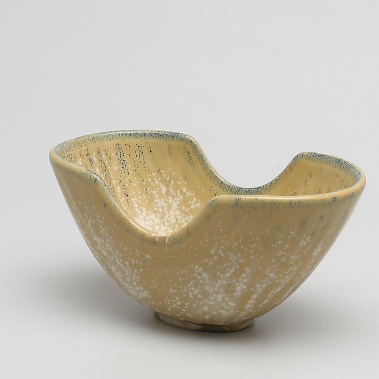 SKÅL i stengods. Gunnar Nylund, Rörstrand. Signerad.