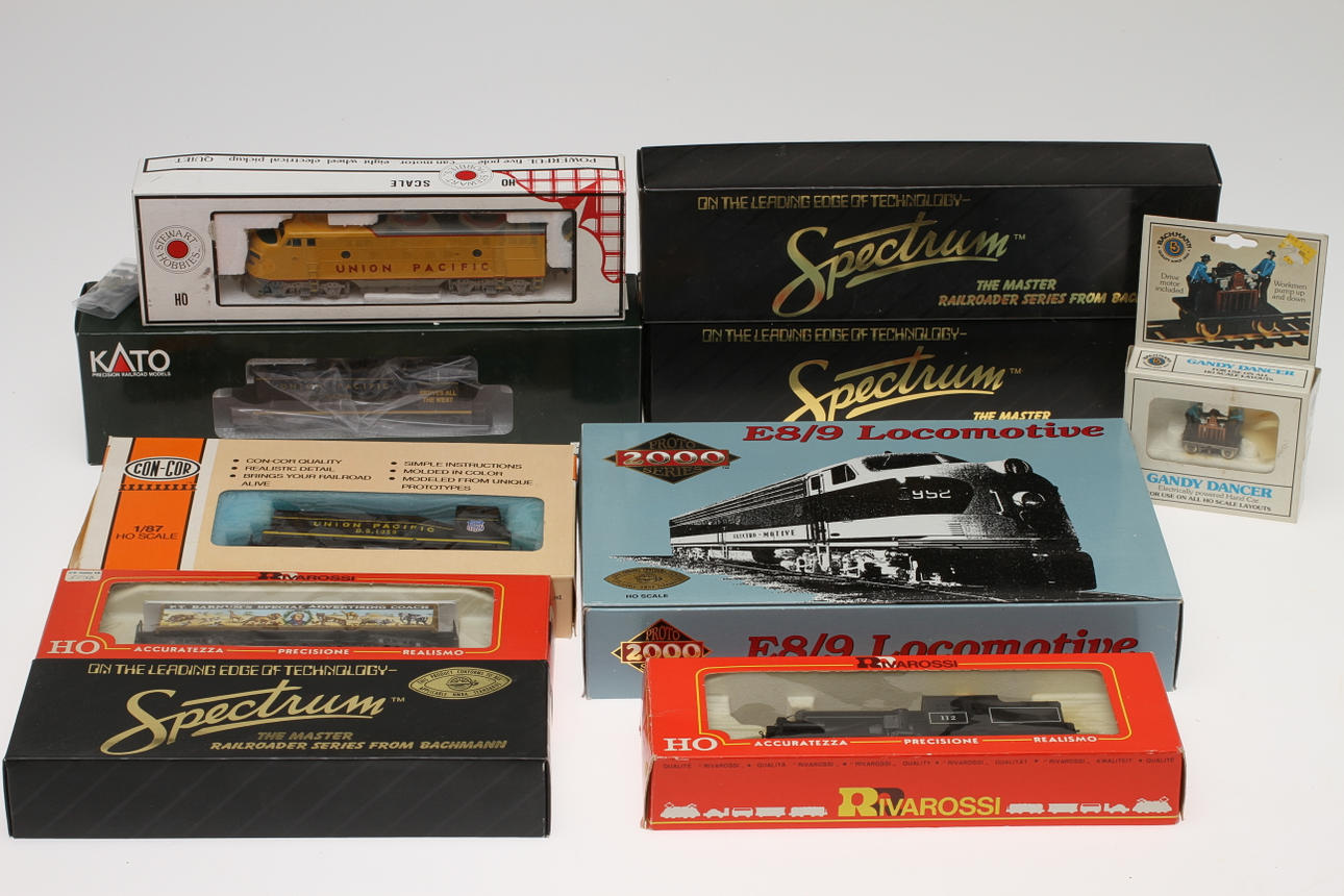 MODELLTÅG U.S.A. Bachmann, Kato, Rivarossi med flera. Originalkartonger.