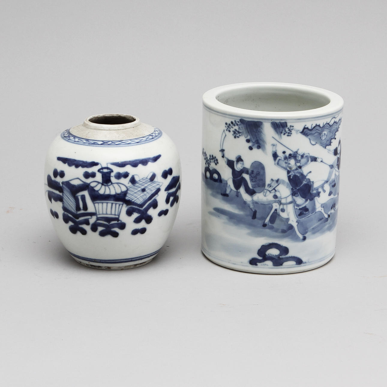 BOJAN samt PENSELVAS, porslin, Kina, 1800/1900-tal.