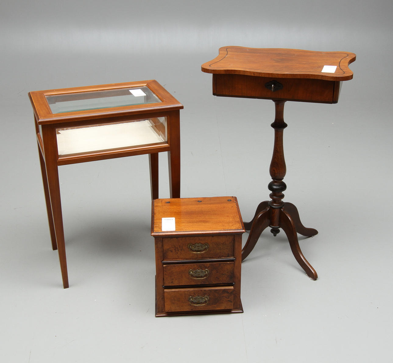 SYBORD, VITRINBORD samt UPPSATS, 1800/1900-tal.