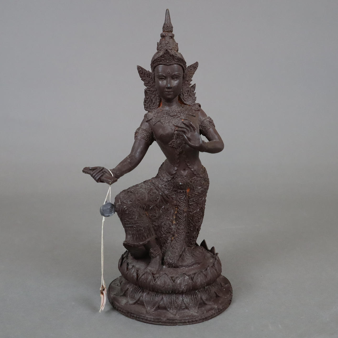 - TEMPELTÄNZERIN - Bronze, braun patiniert, Thailand.