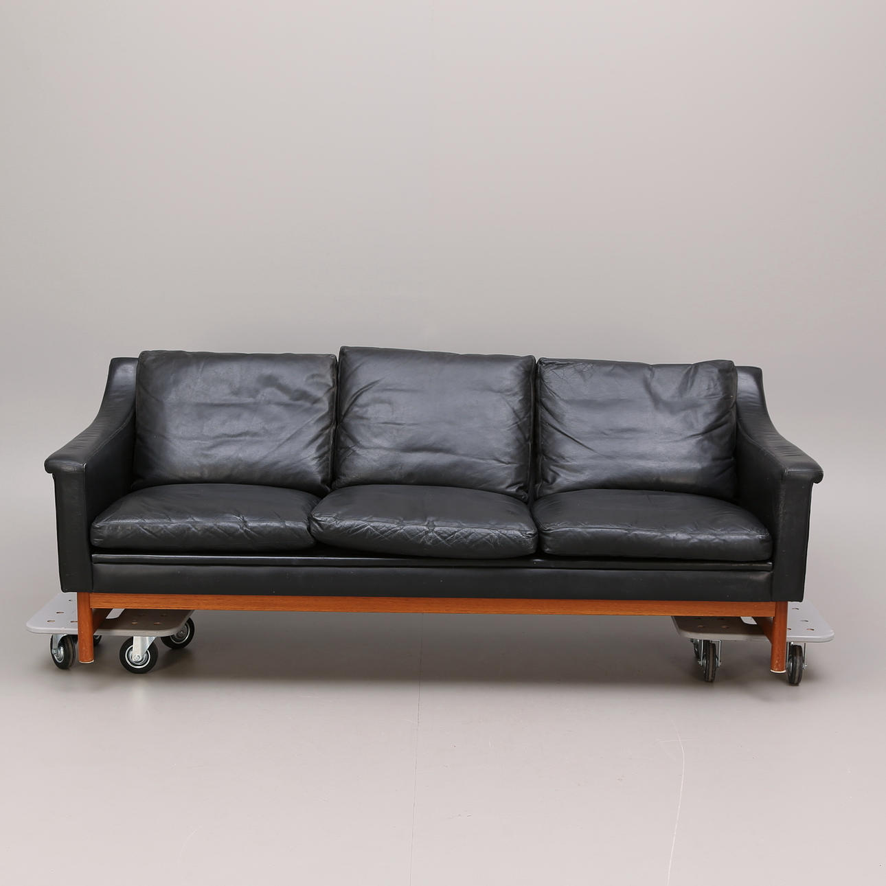 SOFFA, skinn, tresitsig, 1960-tal.