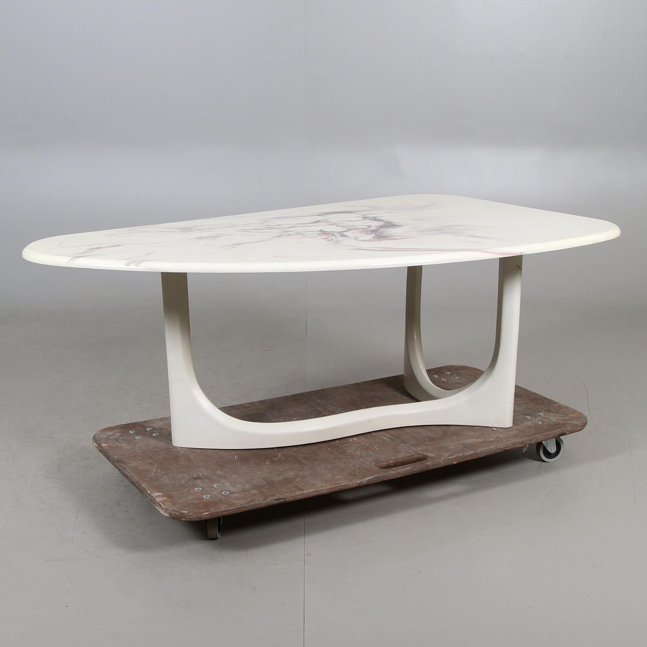 MESA DE CENTRO, piedra, finales del siglo XX.