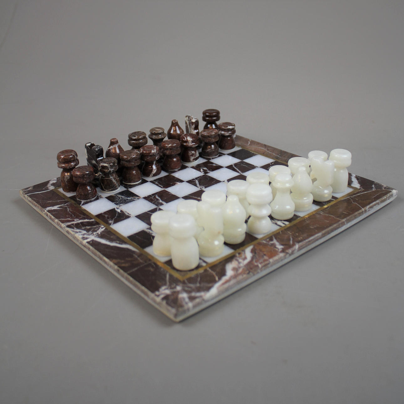 SCHACKBRÄDA med pjäser, marmor/sten.