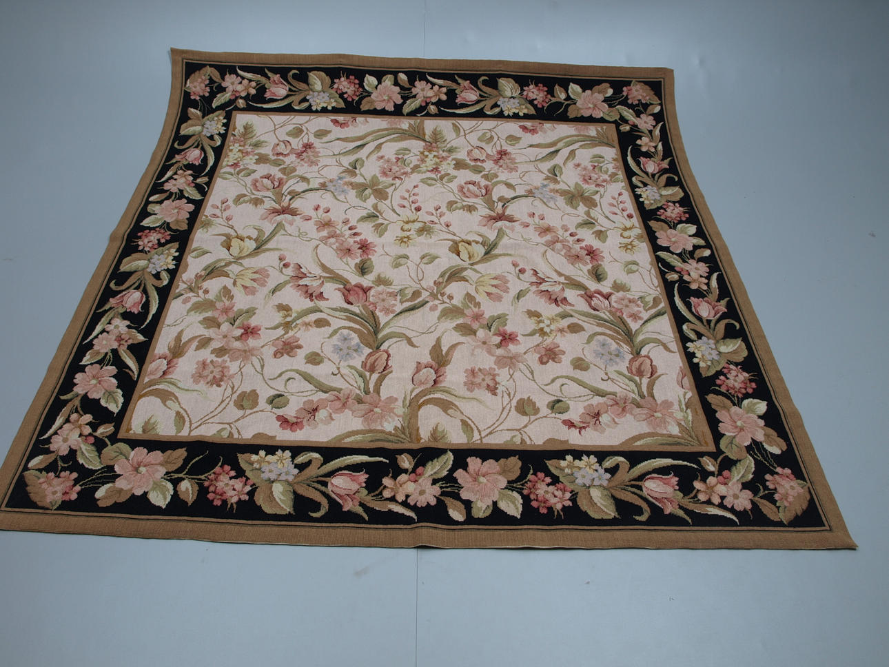 BRODERAD VÄGGTAPET, 186 x 186 cm. 1900-tal.