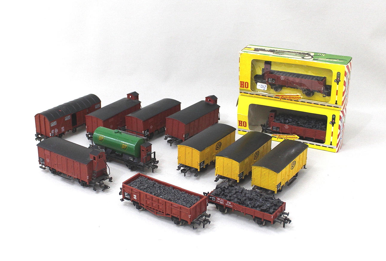 MODELLJÄRNVÄGSVAGNAR, 13 stycken, Fleichmann.