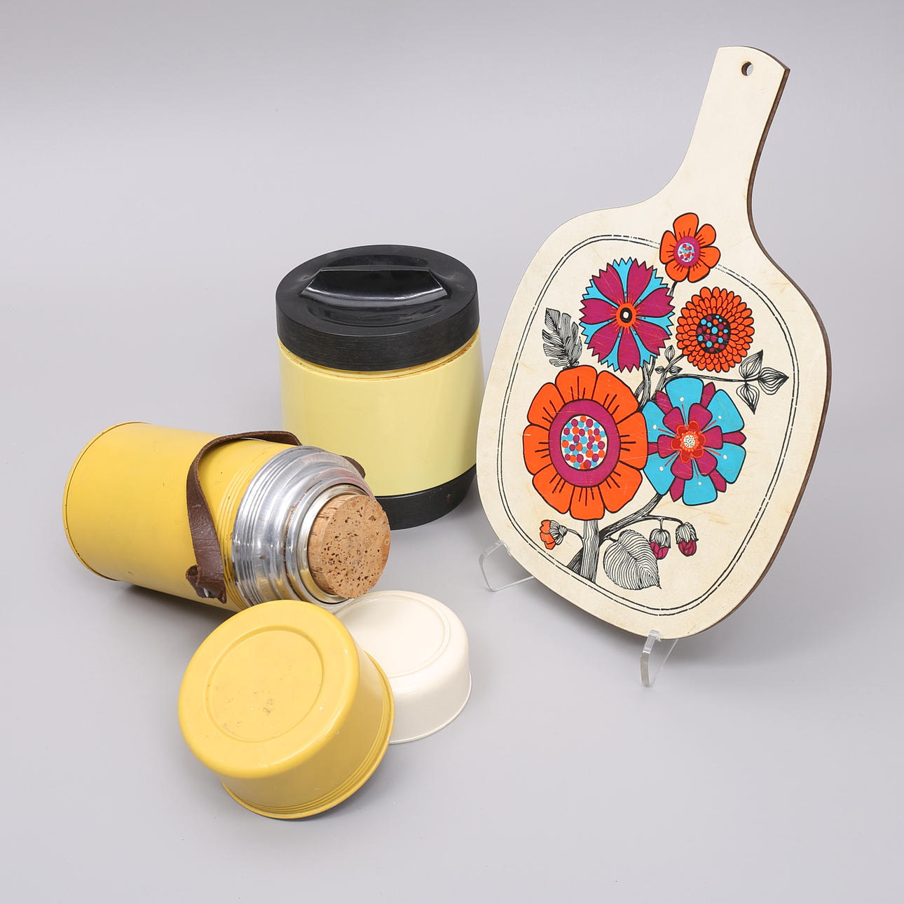 MATTERMOSAR, 2 st samt TRÄBRICKA, 1900-talets andra hälft.