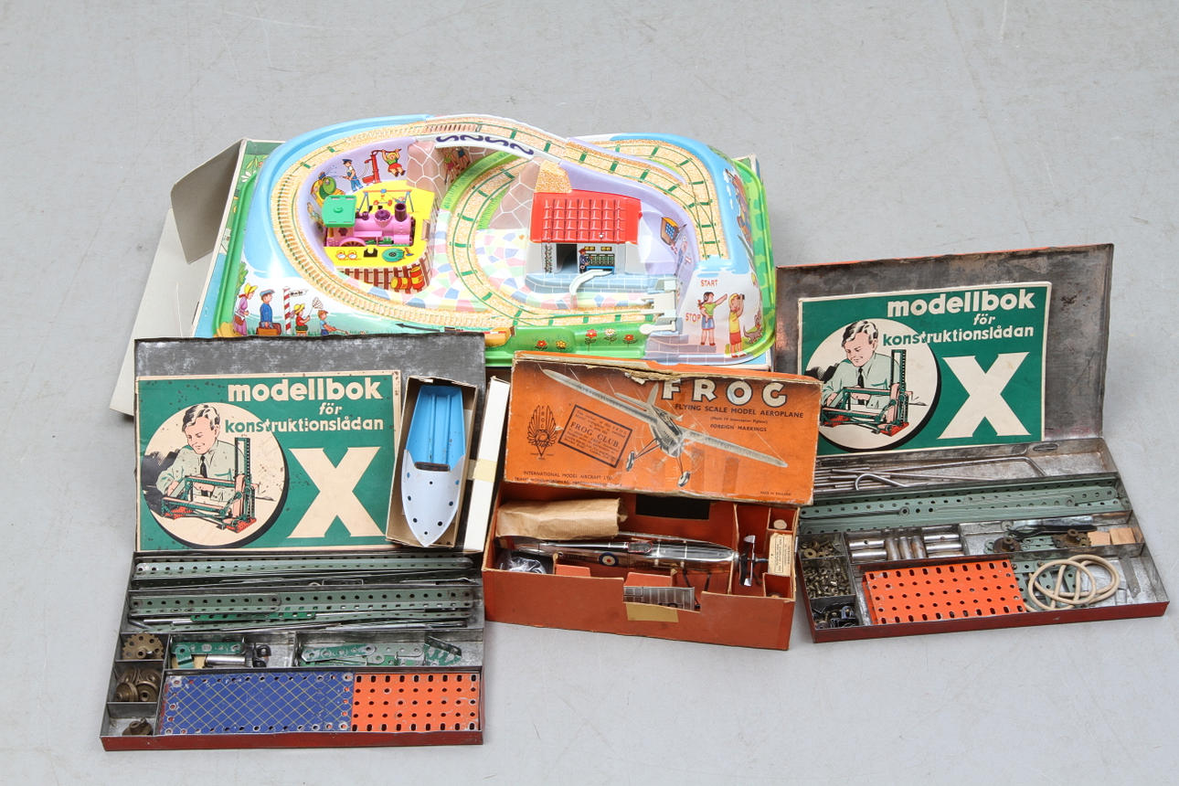 DIVERSE LEKSAKER. TECHNOFIX 337 tågbana, FROG flygplan, konstruktionslådor X och Racerbåt.