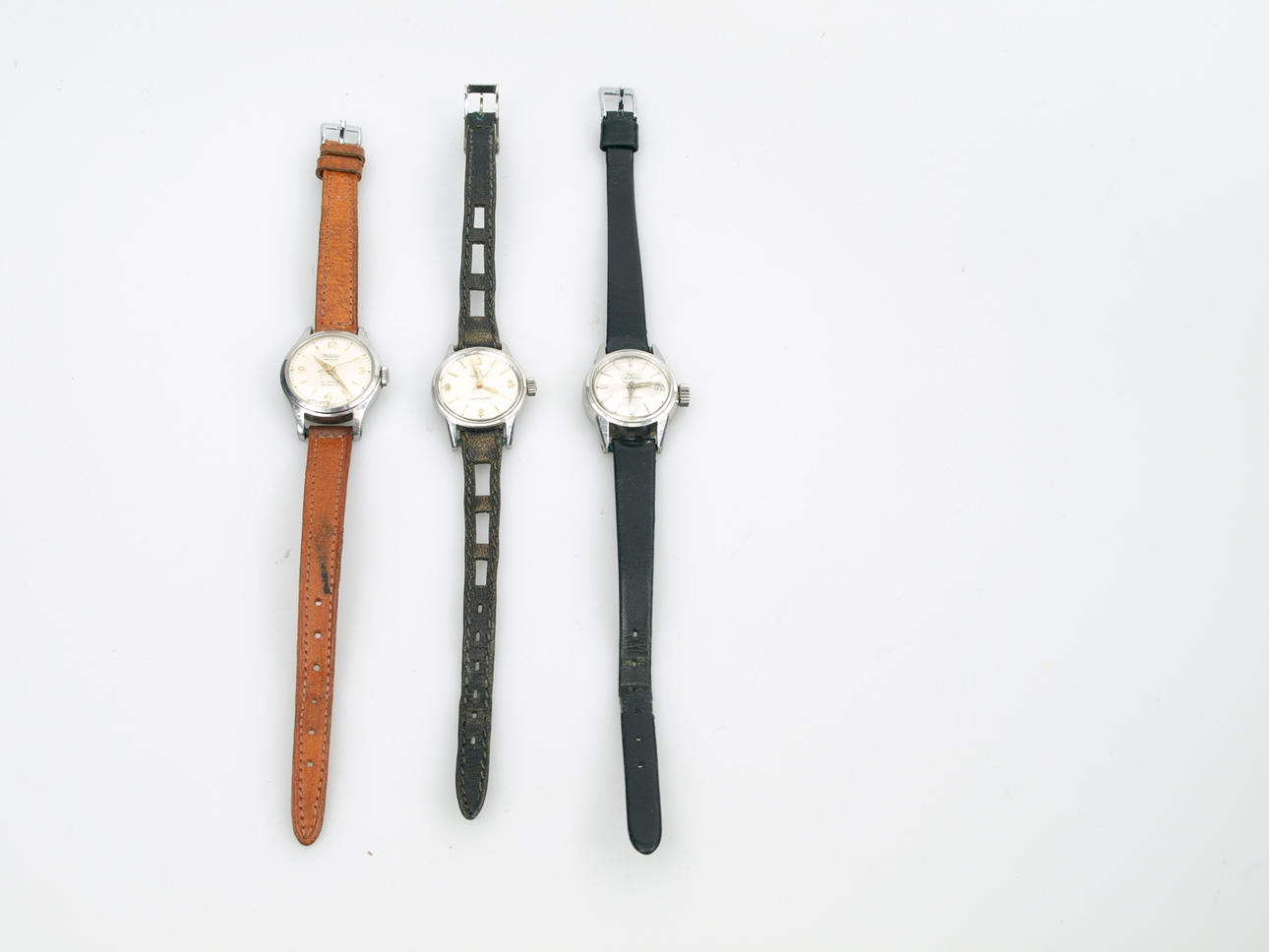 DAMARMBANDSUR, 3 stycken, bland annat Omega.