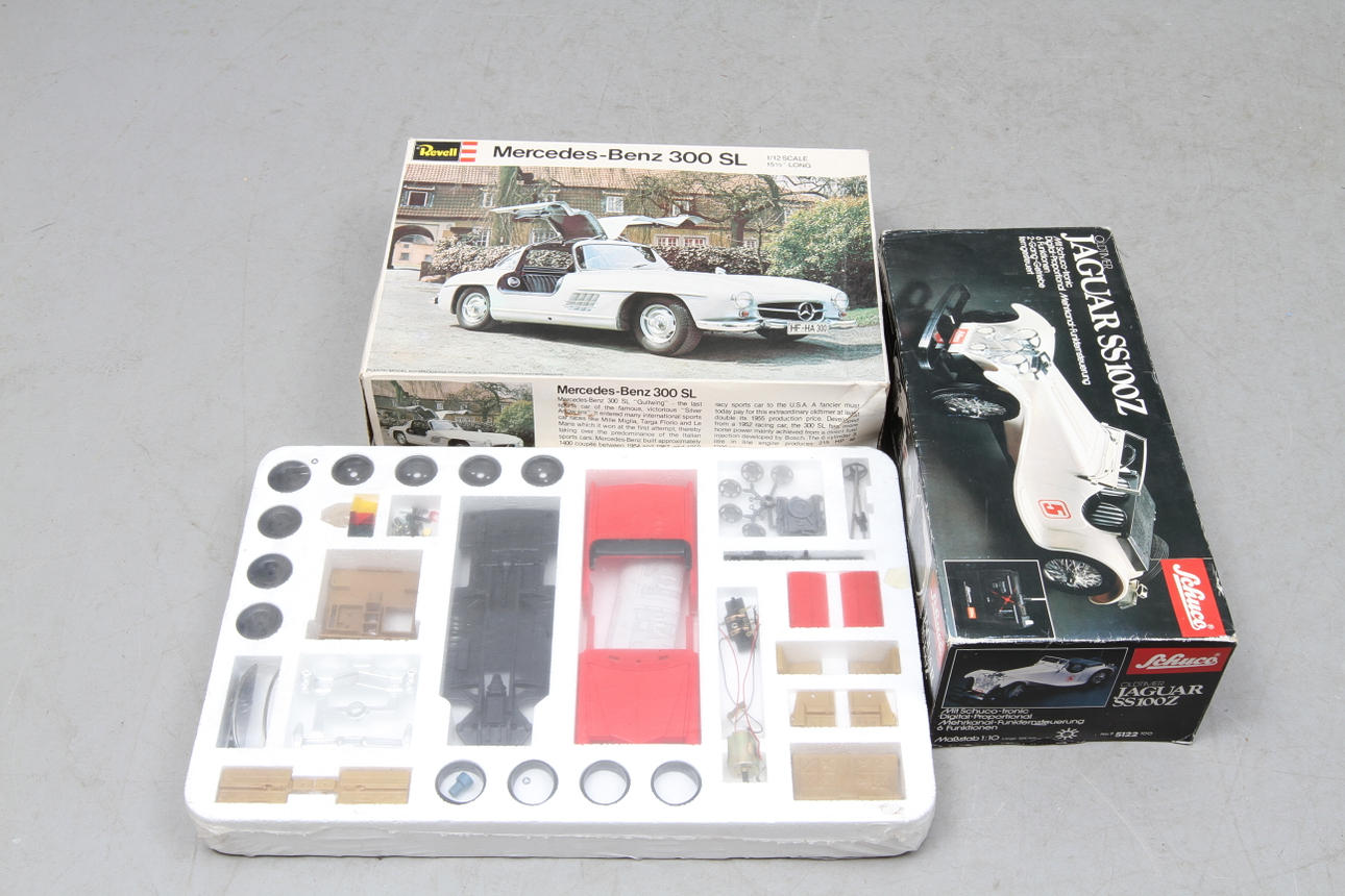 BILMODELLER 3 stycken. SCHUCO radiostyrd Jaguar, REVELL Mercedes Benz 300SL och Cadillac. Originalkartonger.
